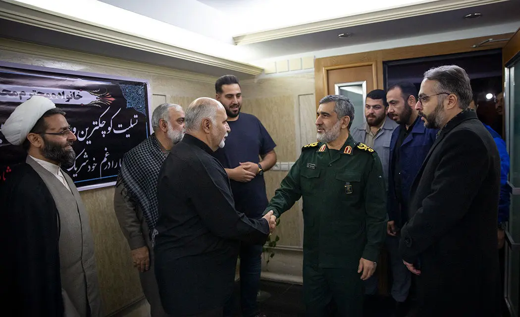 (تصاویر) دیدار سردار حاجی زاده با خانواده یک جانباخته سقوط هواپیما