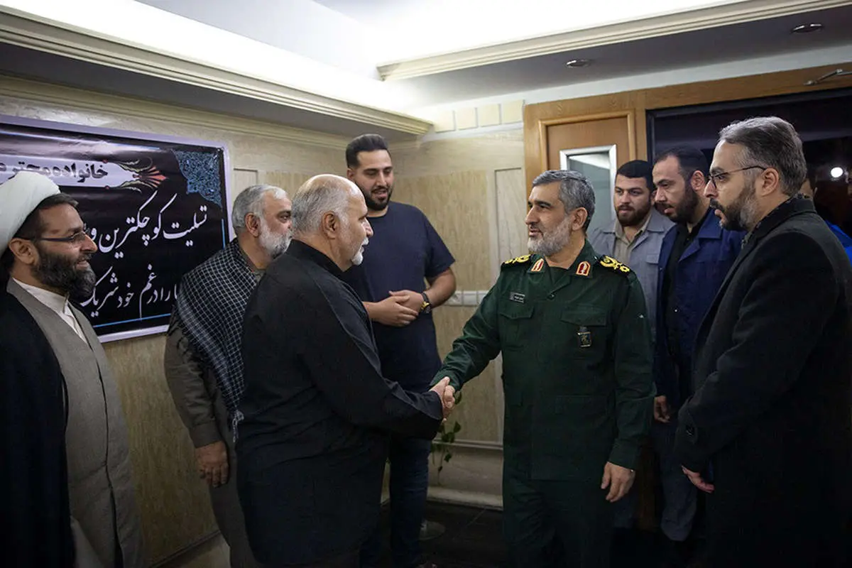 (تصاویر) دیدار سردار حاجی زاده با خانواده یک جانباخته سقوط هواپیما