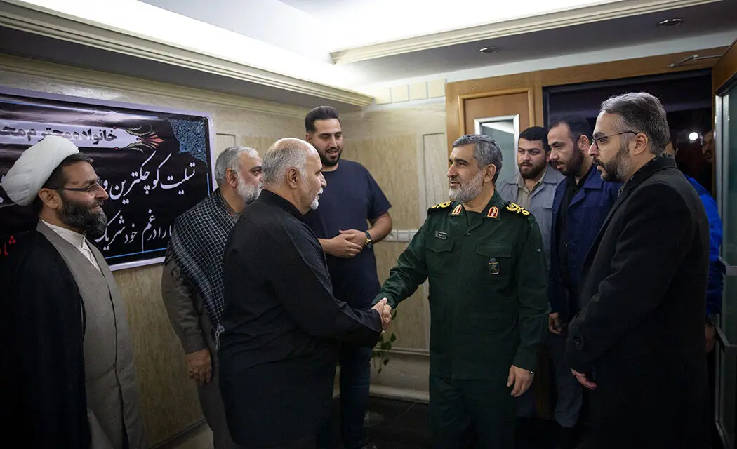 (تصاویر) دیدار سردار حاجی زاده با خانواده یک جانباخته سقوط هواپیما