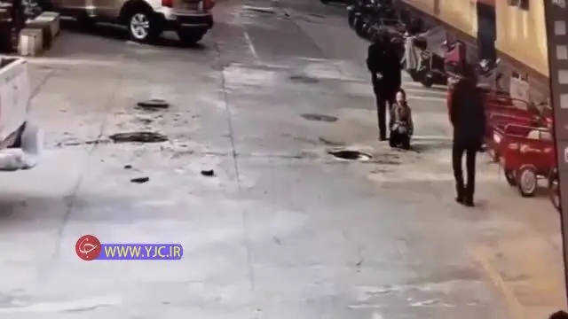 (ویدیو) عاقبت انداختن فشفشه داخل چاه فاضلاب