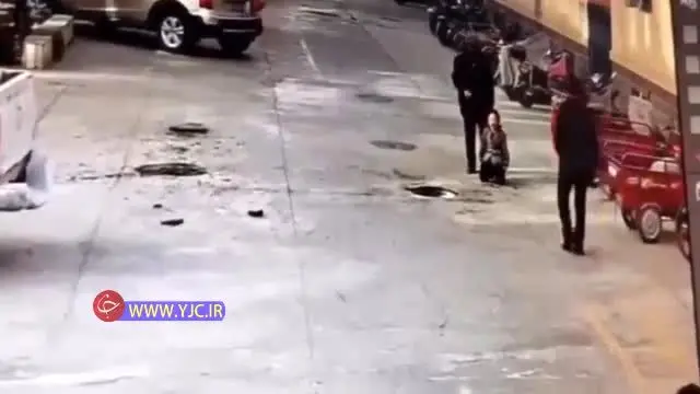 (ویدیو) عاقبت انداختن فشفشه داخل چاه فاضلاب