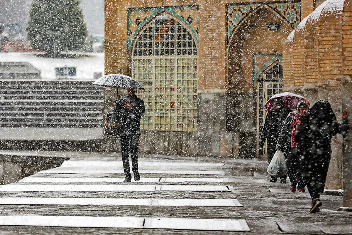 (تصاویر) اولین برف زمستانی در اصفهان