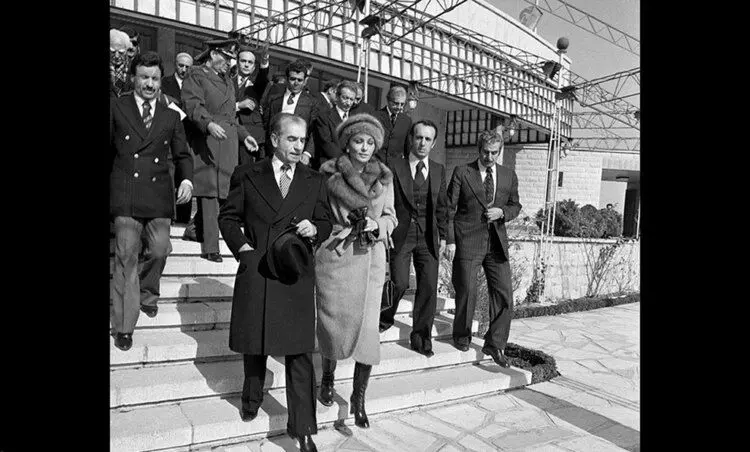 روزی که محمدرضا پهلوی با چشمانی اشکبار از ایران فرار کرد