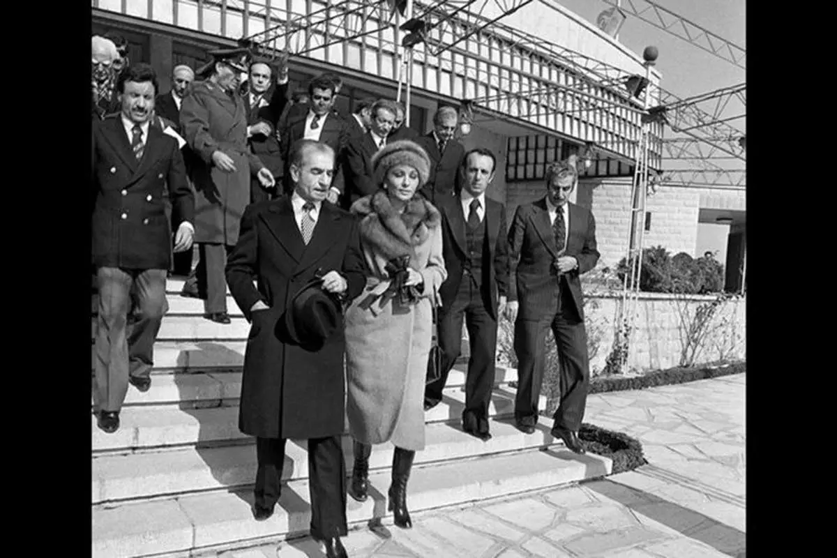 روزی که محمدرضا پهلوی با چشمانی اشکبار از ایران فرار کرد