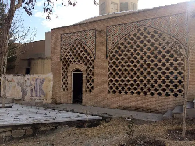 (تصاویر) بنای متروکه‌ای که مزار شاعر است!