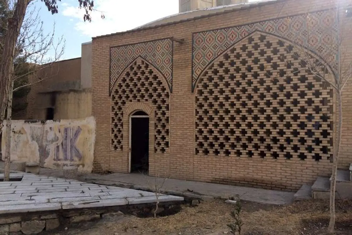 (تصاویر) بنای متروکهای که مزار شاعر است!