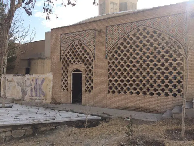 (تصاویر) بنای متروکه‌ای که مزار شاعر است!