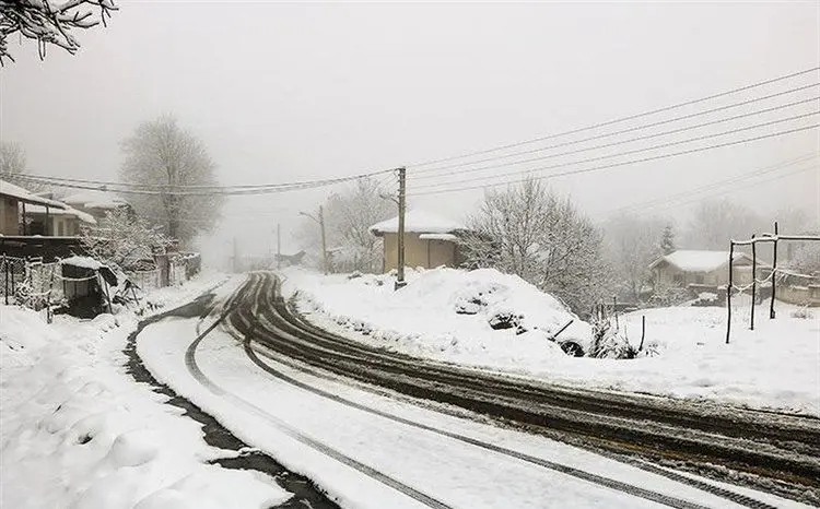 بارش برف و باران در جاده‌های ۱۷ استان