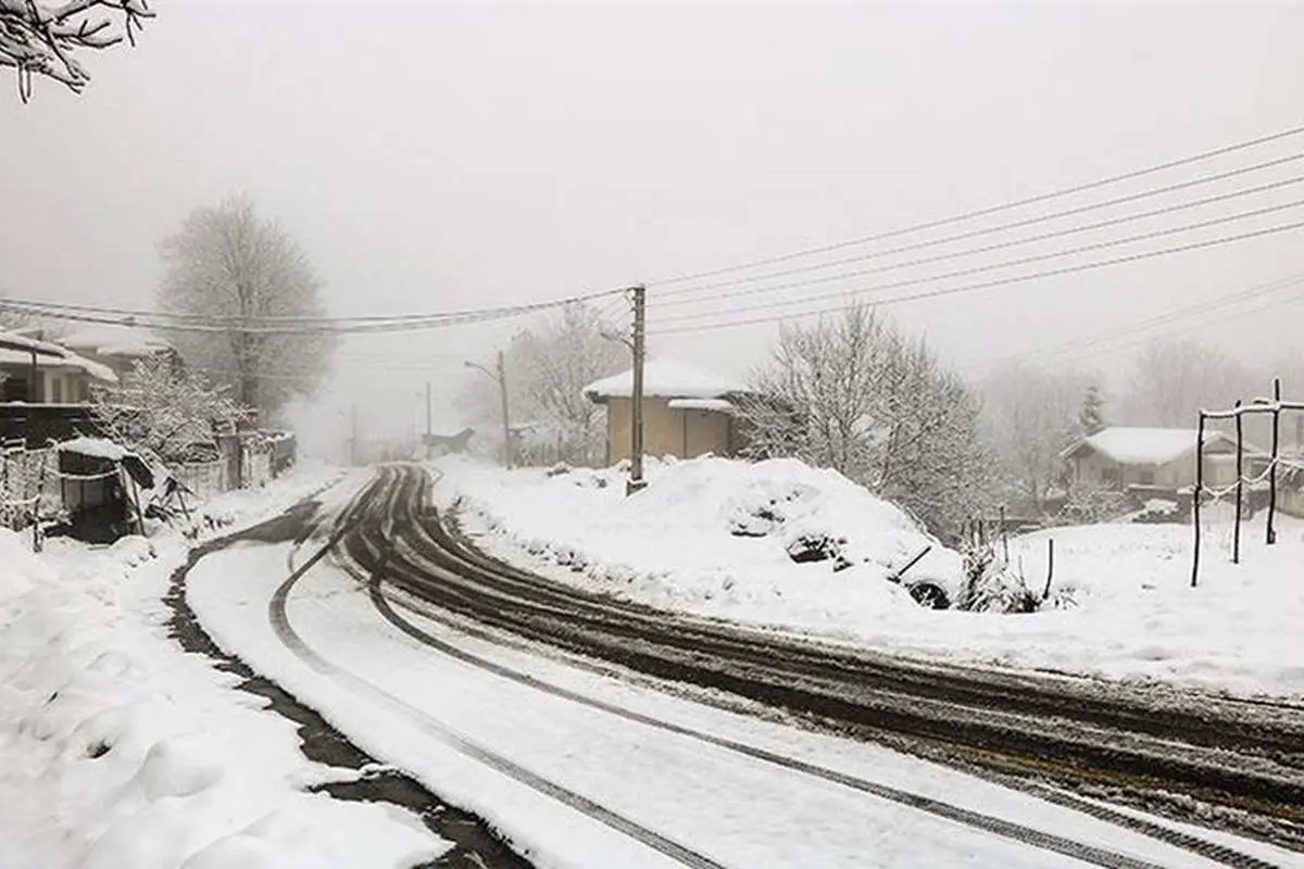 بارش برف و باران در جادههای ۱۷ استان