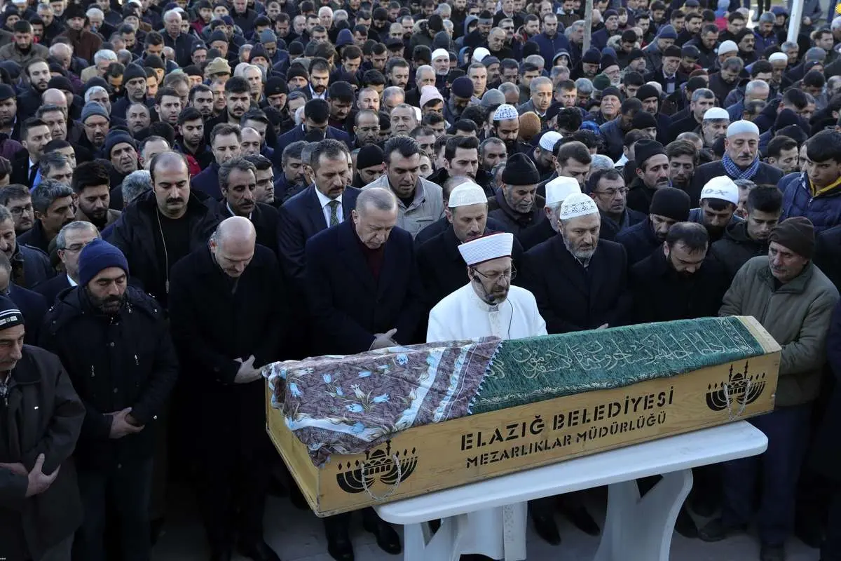 (تصاویر) اردوغان در مناطق زلزلهزده
