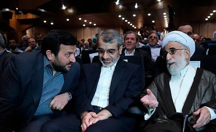 مؤمنی: برگزاری چنین انتخاباتی خود به مشکلات موجود اضافه می‌کند