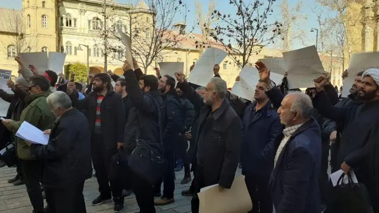 (تصاویر) تجمع در اعتراض به سخنان ظریف درباره مذاکره