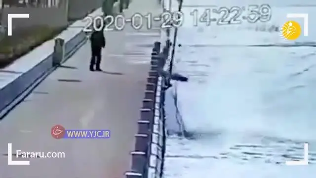 (ویدئو) سقوط عجیب گاردریل‌ها با یک لگد!