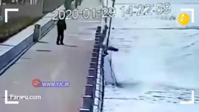 (ویدئو) سقوط عجیب گاردریل‌ها با یک لگد!