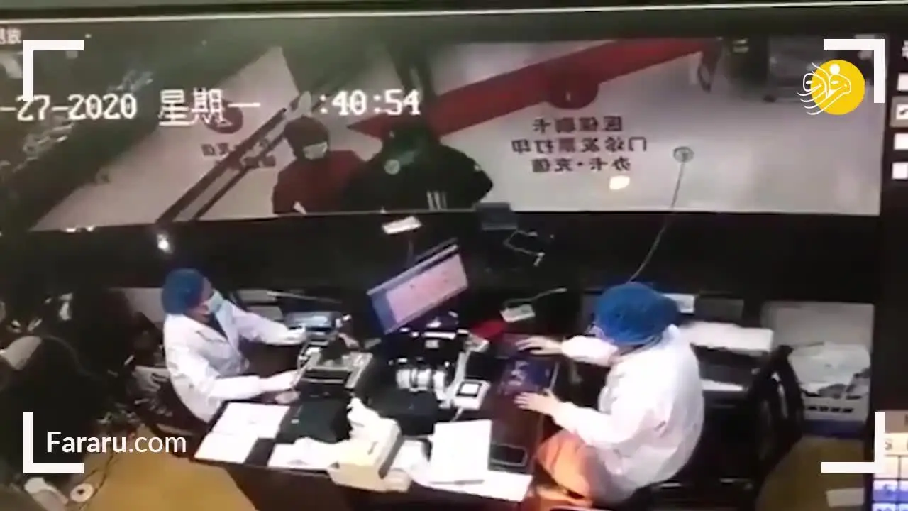 (ویدئو) سرفه کردن مرد مشکوک به کرونا به سمت پرسنل بیمارستان