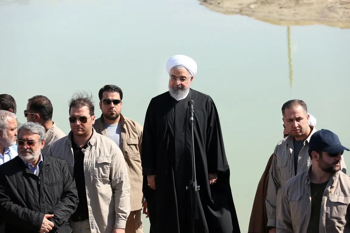 (تصاویر) روحانی در میان سیل زدگان سیستان و بلوچستان