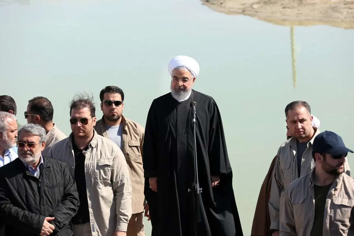 (تصاویر) روحانی در میان سیل زدگان سیستان و بلوچستان