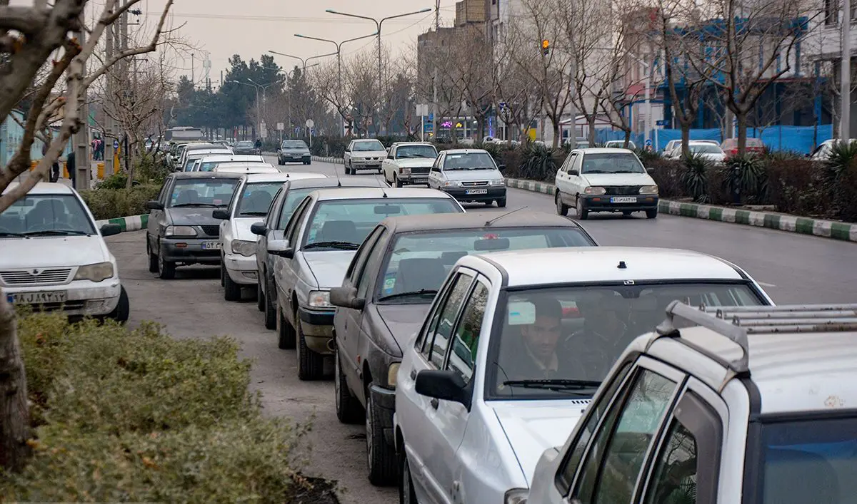 (تصاویر) صف‌های طولانی معاینه فنی خودرو در مشهد