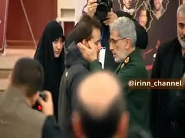(ویدئو) فرزند شهید سلیمانی در آغوش سردار قاآنی