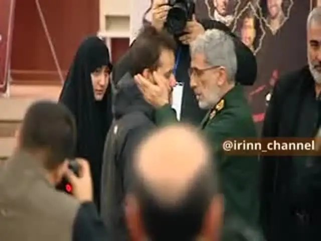 (ویدئو) فرزند شهید سلیمانی در آغوش سردار قاآنی