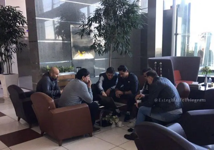 (عکس) جلسه کادر فنی استقلال در فرودگاه!