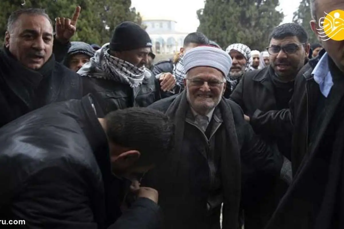 (تصاویر) خطیب مسجد الاقصی روی دوش فلسطینیها