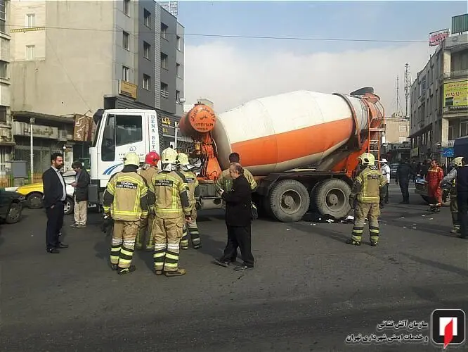 (تصاویر) مرگ دلخراش پیرزن زیر چرخ‌های بونکر سیمان