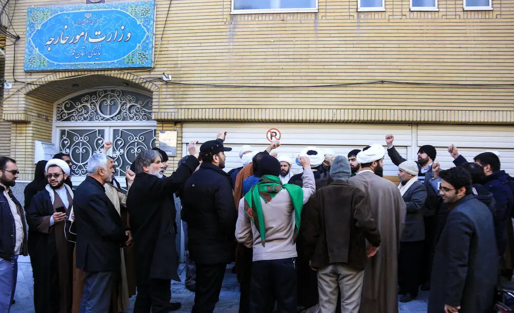 (تصاویر) خشم طلاب قم از بازگشت سفیر انگلیس