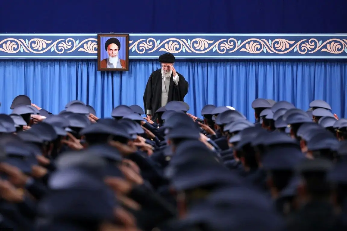 (تصاویر) دیدار فرماندهان و کارکنان نیروی هوایی ارتش با رهبر انقلاب