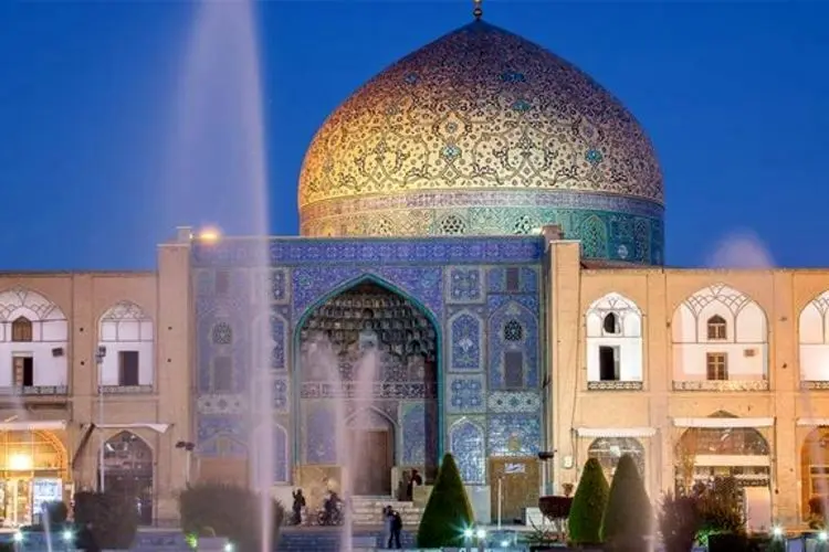 مرمت مسجد شیخ لطف‌الله توسط یک «طاق‌زن»!