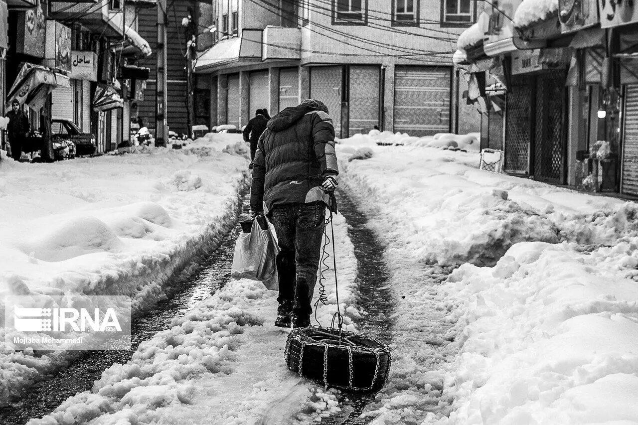 (تصاویر) کوچه‌های بدون ماشین در روز برفی