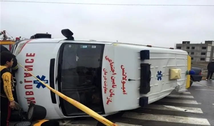 واژگونی آمبولانس در خیابان طالقانی