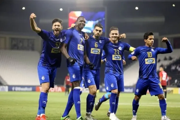 (عکس) رونمایی از پیراهن استقلال و الاهلی عربستان