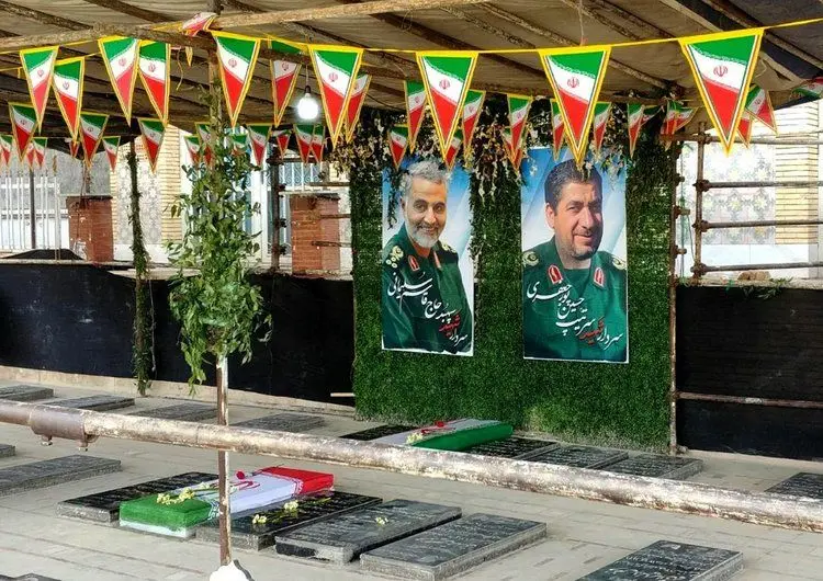 (عکس و فیلم) سنگ مزار سردار شهید قاسم سلیمانی مطابق وصیتنامه او نصب شد