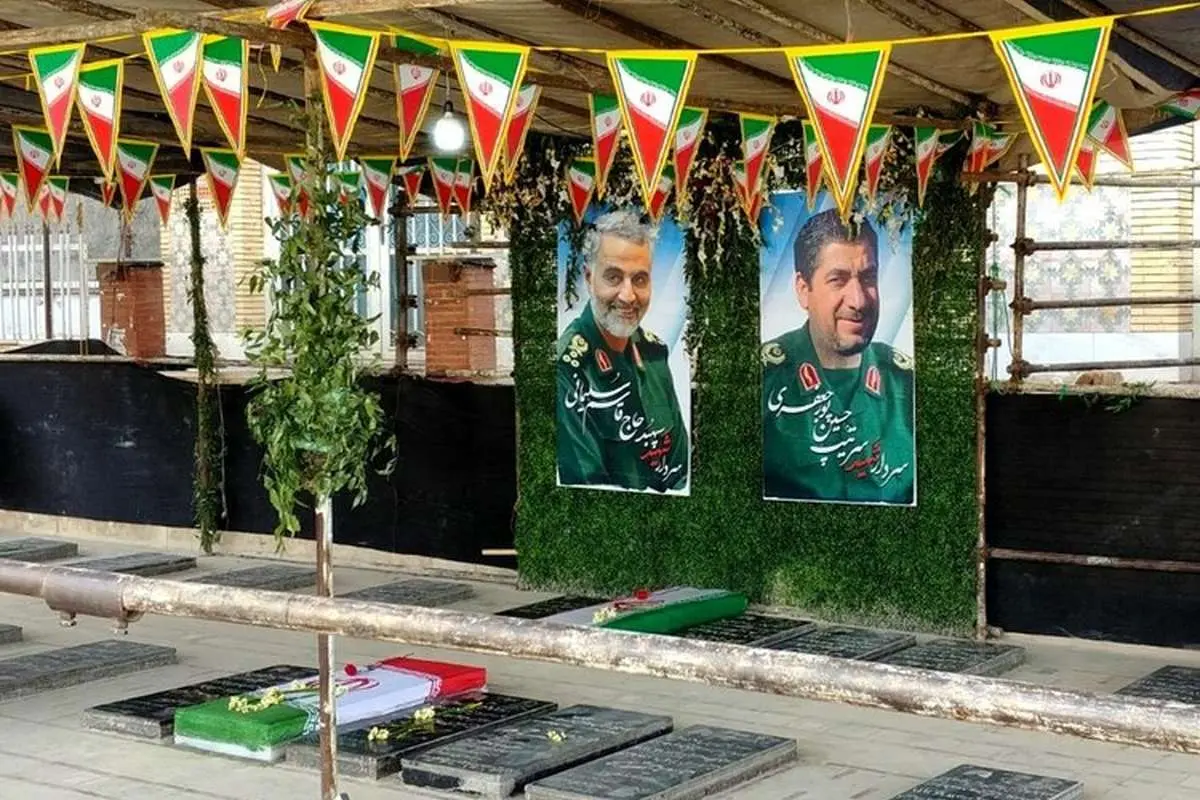 (عکس و فیلم) سنگ مزار سردار شهید قاسم سلیمانی مطابق وصیتنامه او نصب شد