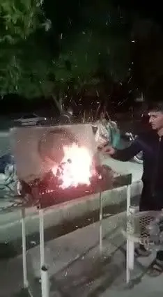 تبلیغات‌ عجیب نامزدهای انتخاباتی؛ از ستاد کباب‌خوری و وعده‌های جنسی تا کتک‌کاری!