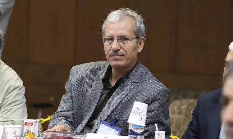 فوتبال ما آدمی می‌خواهد که به بدنه حاکمیت وصل باشد