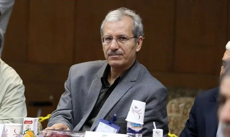 فوتبال ما آدمی می‌خواهد که به بدنه حاکمیت وصل باشد