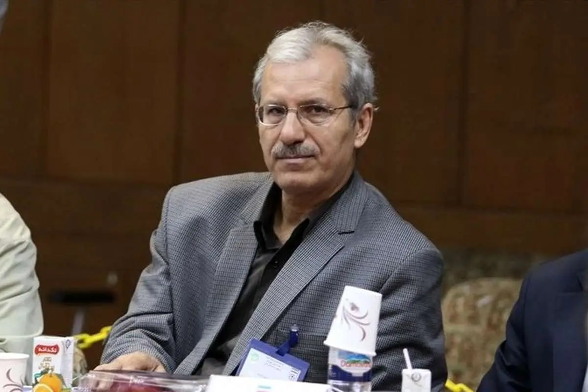 فوتبال ما آدمی میخواهد که به بدنه حاکمیت وصل باشد