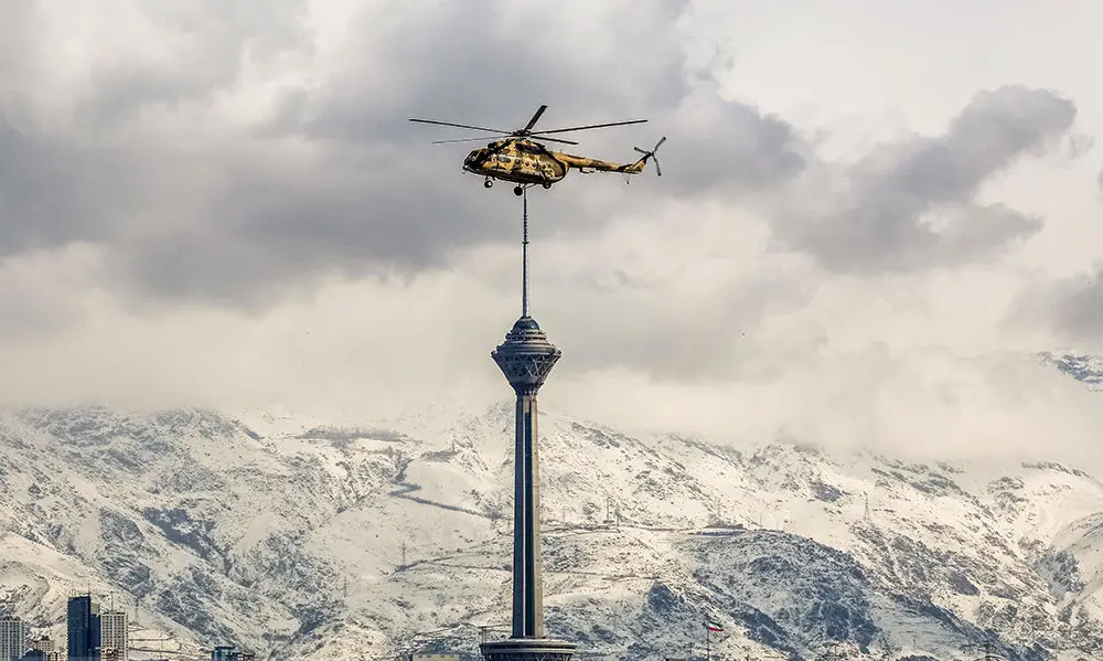 تصویری جالب از یک هلیکوپتر بر فراز برج میلاد