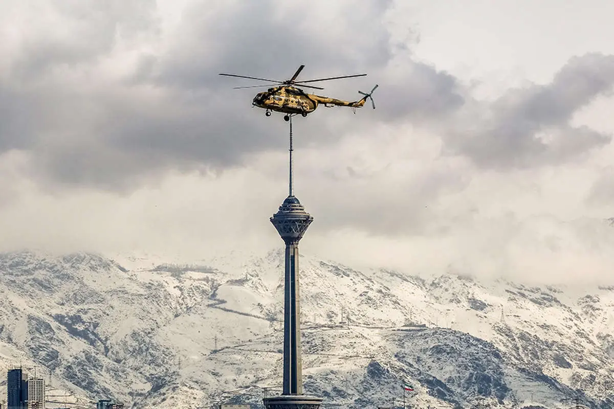 تصویری جالب از یک هلیکوپتر بر فراز برج میلاد