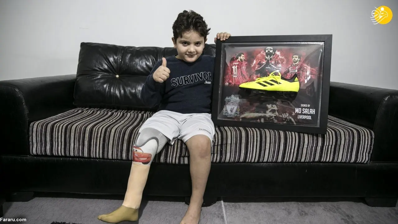 (تصاویر) محمد صلاح کفش‌های خود را به کودک سوری اهدا کرد