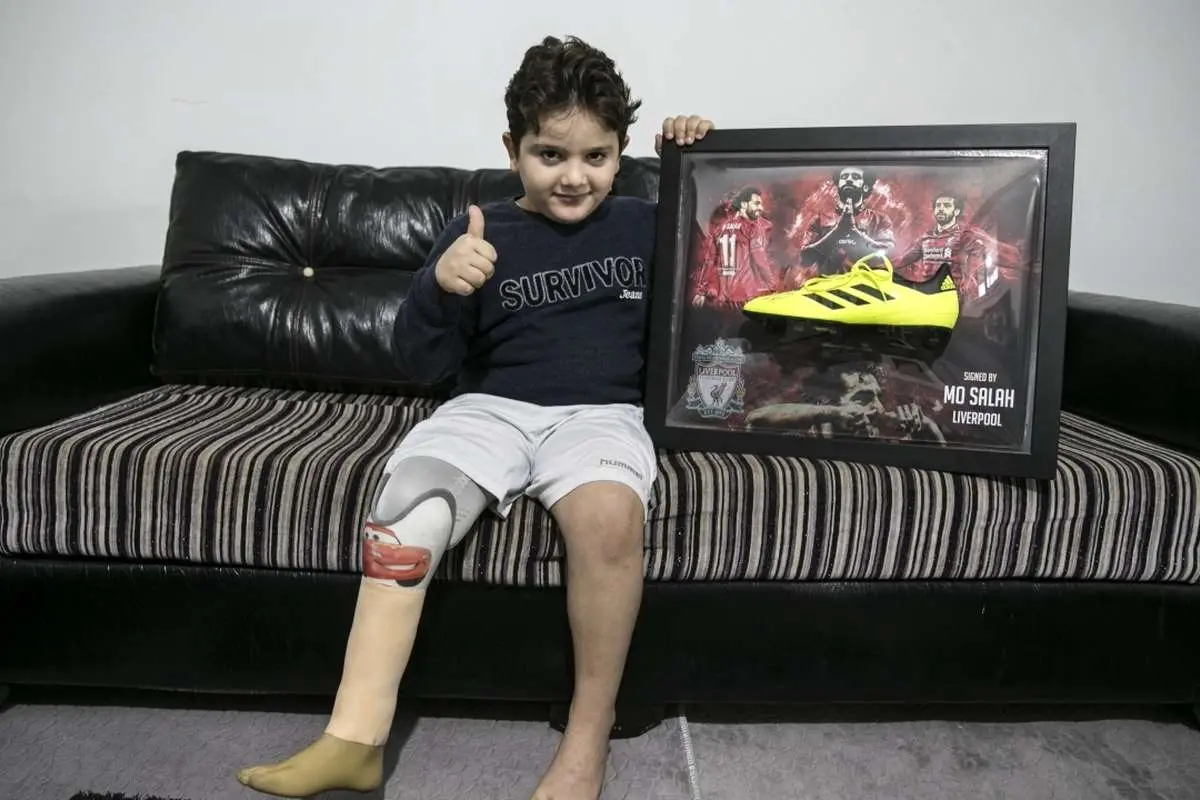 (تصاویر) محمد صلاح کفشهای خود را به کودک سوری اهدا کرد