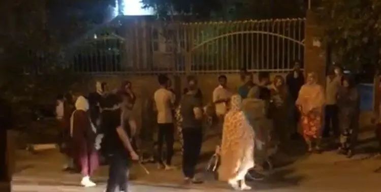 (فیلم) آتش زدن درمانگاهی در بندرعباس به خاطر شایعه کرونا