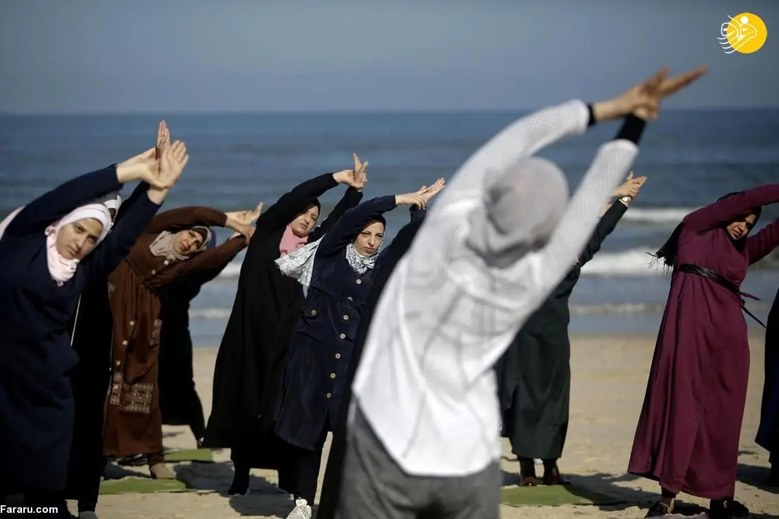(تصاویر) تمرین یوگا زنان فلسطینی لب ساحل