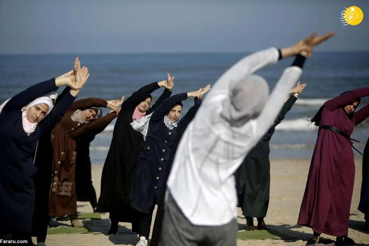 (تصاویر) تمرین یوگا زنان فلسطینی لب ساحل