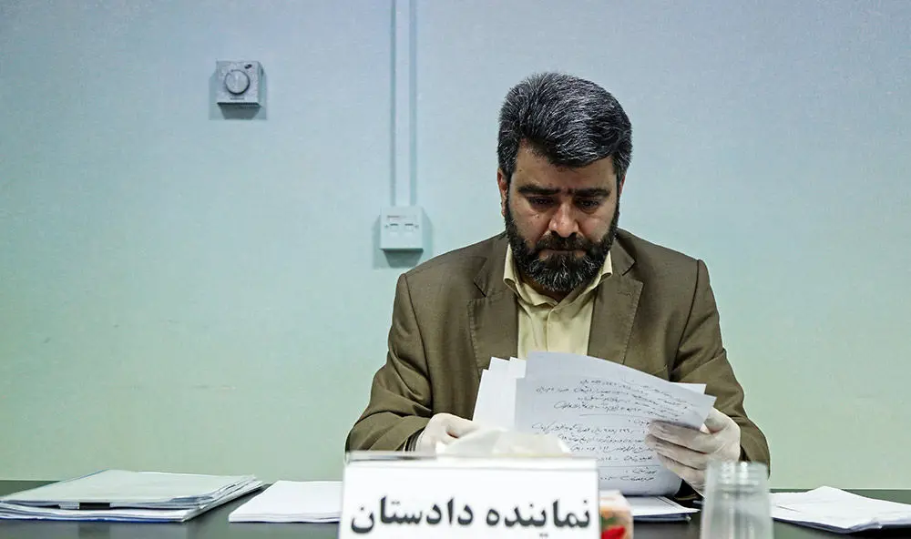 (تصاویر) متهم احتکار لاستیک پای میز محاکمه