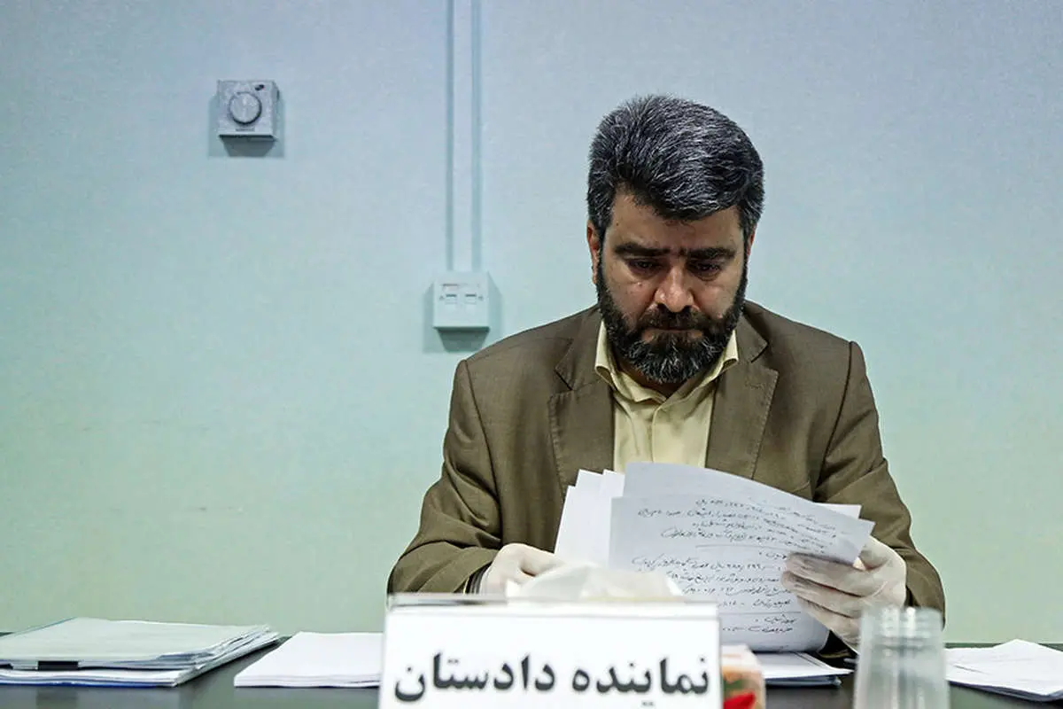 (تصاویر) متهم احتکار لاستیک پای میز محاکمه
