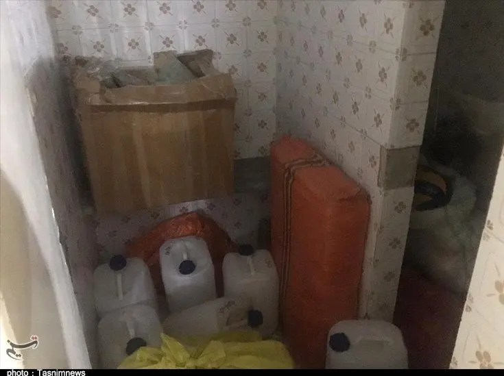 (تصاویر) انبار الکل در یک منزل مسکونی لو رفت