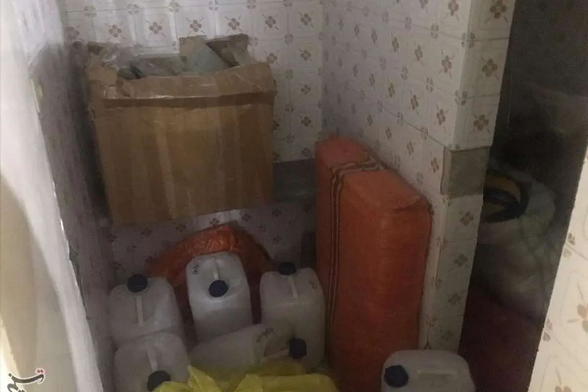 (تصاویر) انبار الکل در یک منزل مسکونی لو رفت